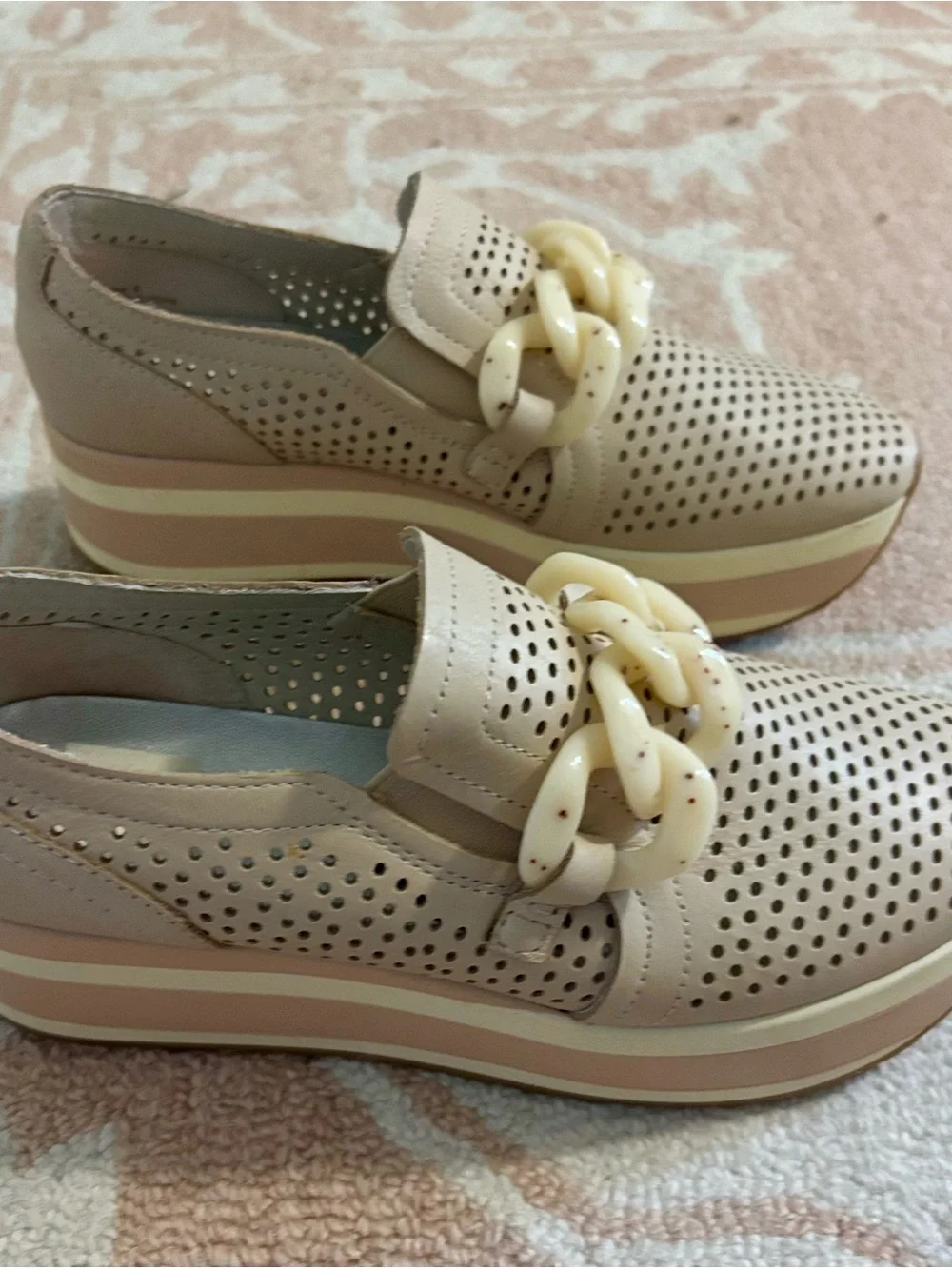 Dolce Vita lightweight perforated